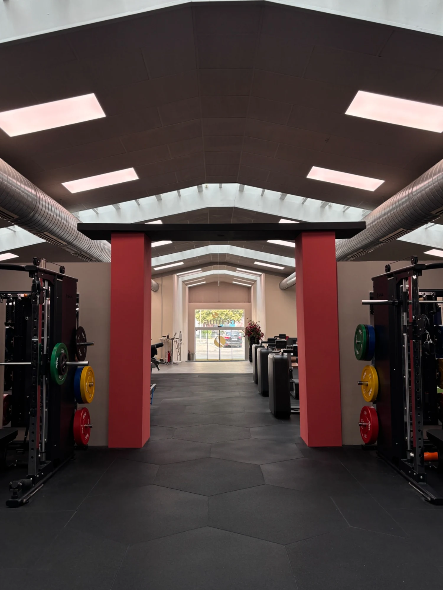 Blick durch das GENIUS Gesundheitszentrum mit moderner Trainingsfläche